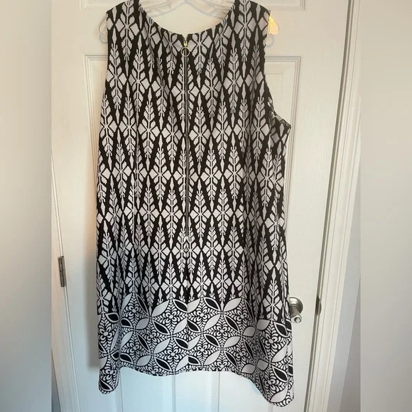 Taylor sleeveless sheath, size 22w - Picture 2 of 5